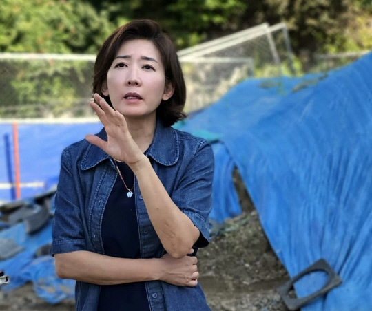 나경원 국민의힘 전 의원은 9월6일 페이스북을 통해, 자신이 당협위원장을 맡고 있는 서울 동작구을 지역에서 동작구청이 아이들의 '임시 안전 통학로 확보'를 약속한 흑석 3구역 공원 현장을 최근 다시 찾아가 살폈다고 밝혔다. 그는 구청에 약속 즉시 이행을 통해 상황을 시정해달라고 요청했다.<나경원 전 국회의원 페이스북 사진>